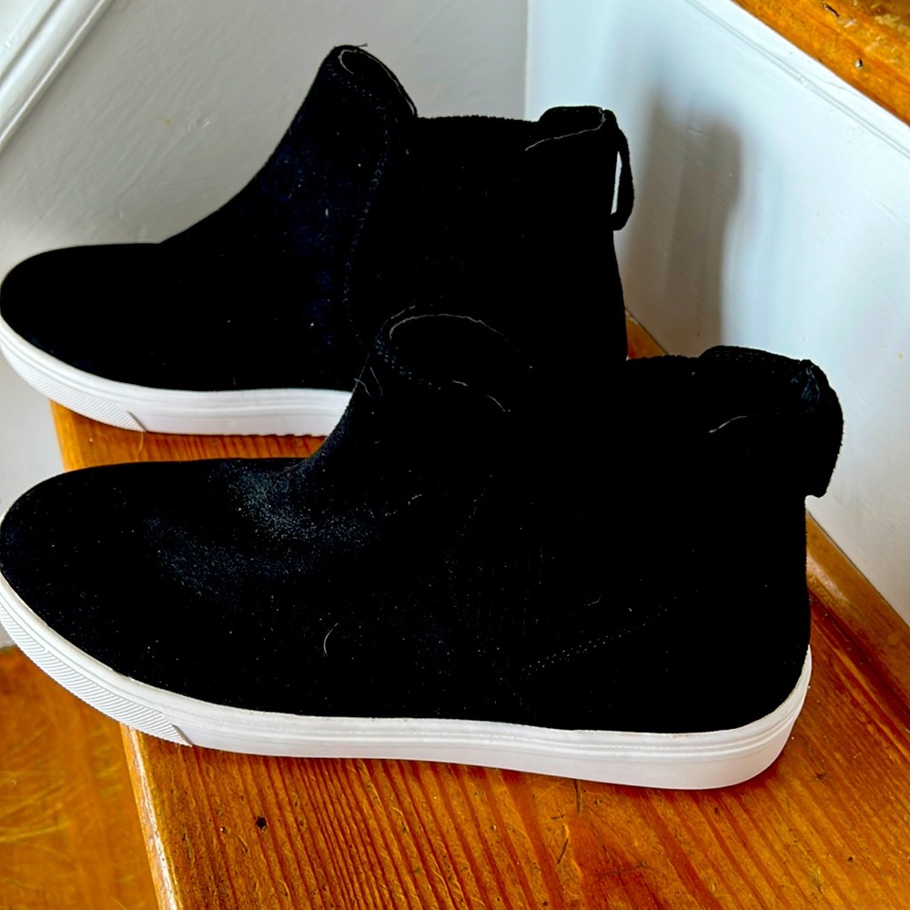Like. Ew black suede ankle boots by Steven for Steve Madden
